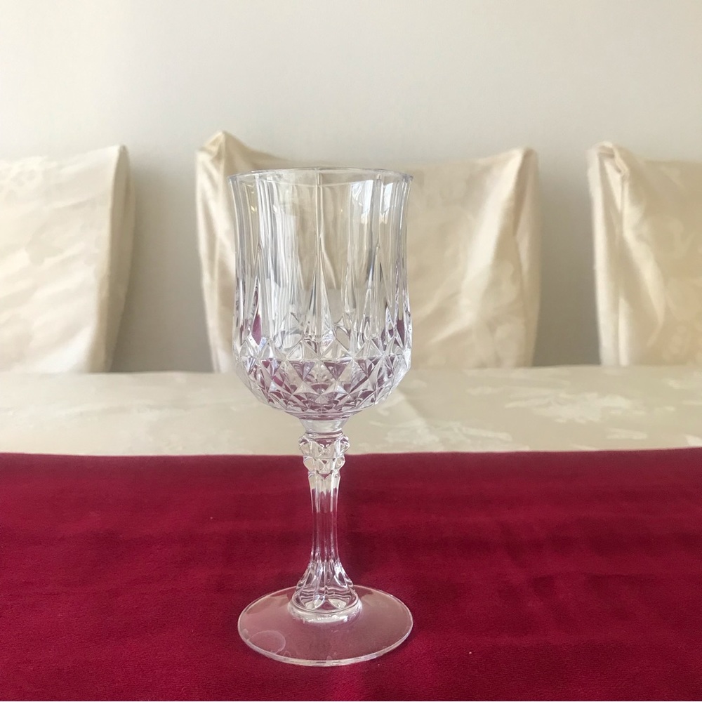 A set of 4 wine glasses.  I have 3 sets  available for sale.